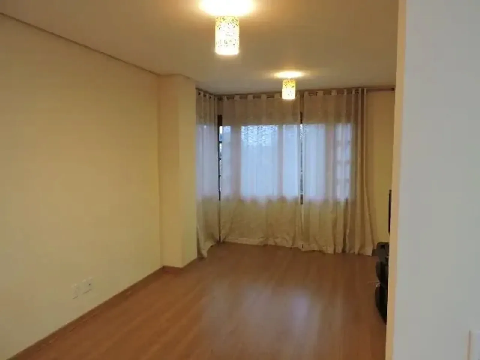 Sala com cortinas e luz natural