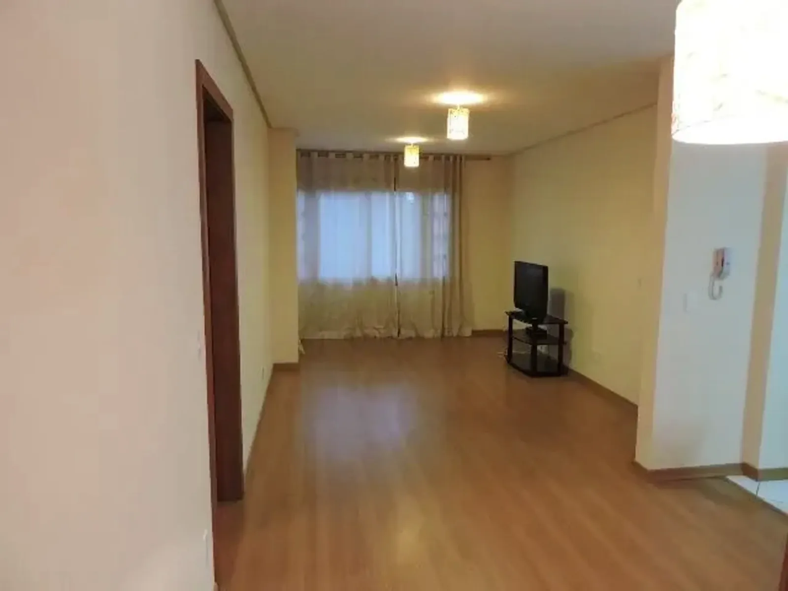 Sala e corredor com piso laminado