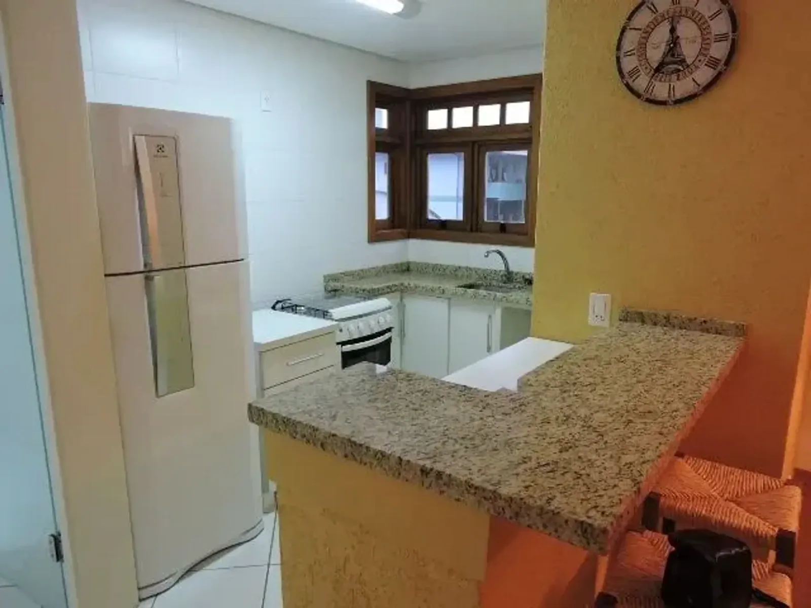 Cozinha com balcão de granito