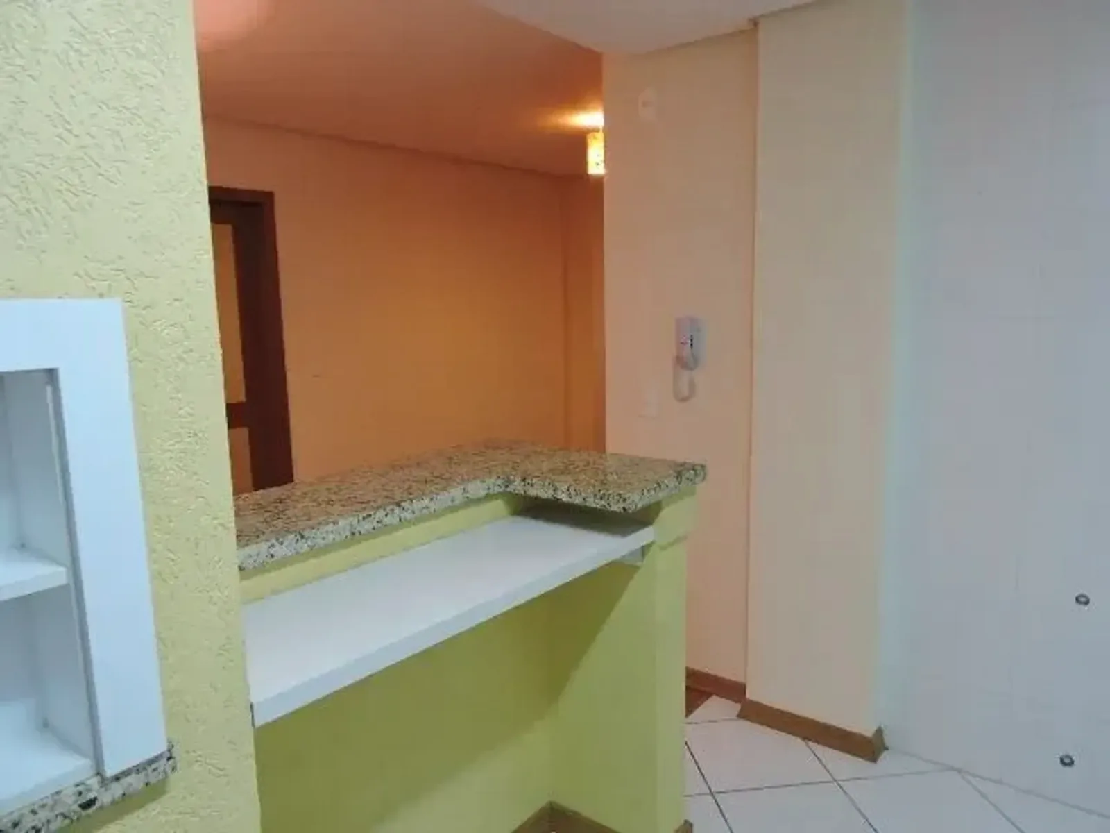 Cozinha com balcão e área de serviço