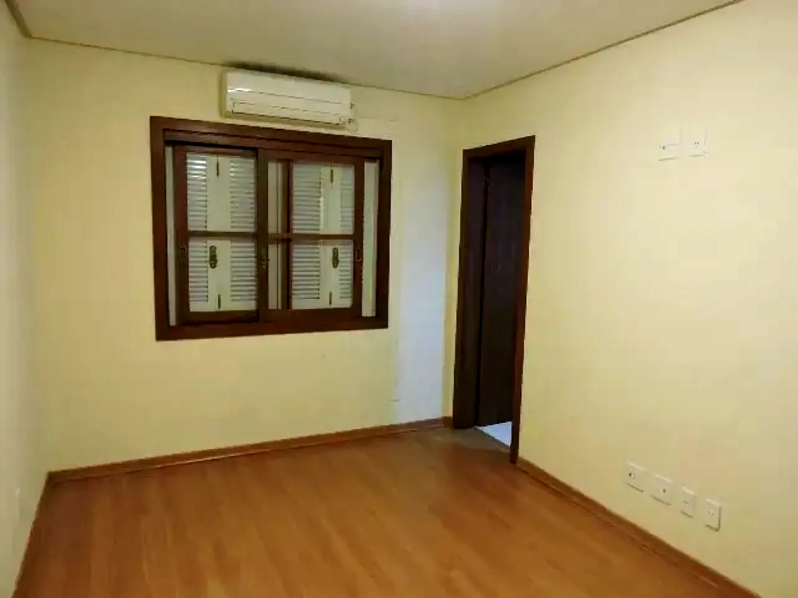 Dormitório com janela de madeira