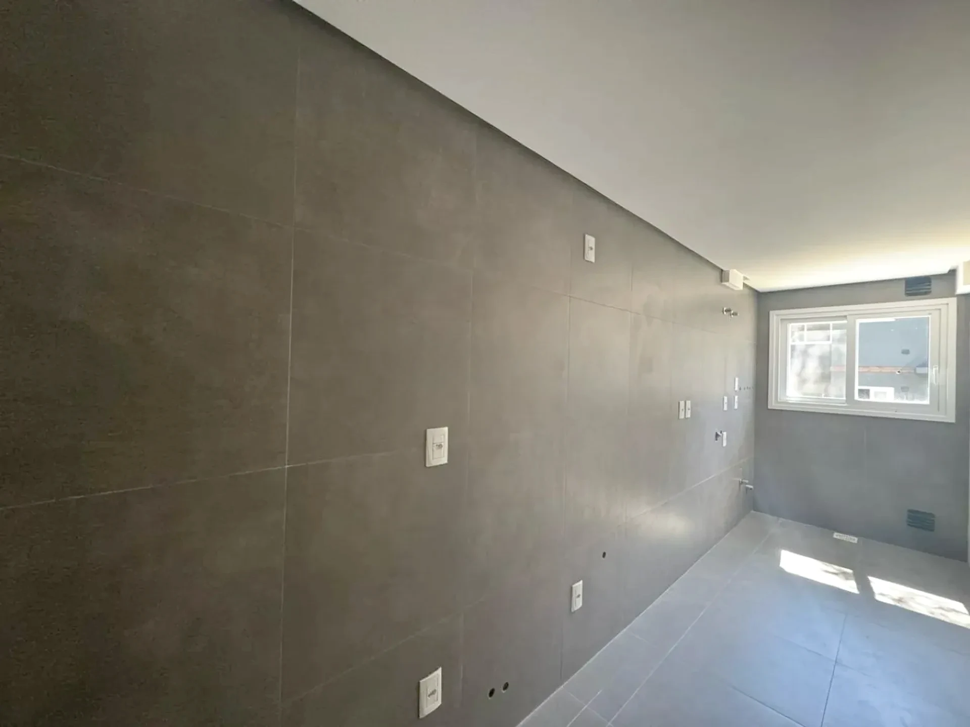 Ambiente revestido em porcelanato cinza