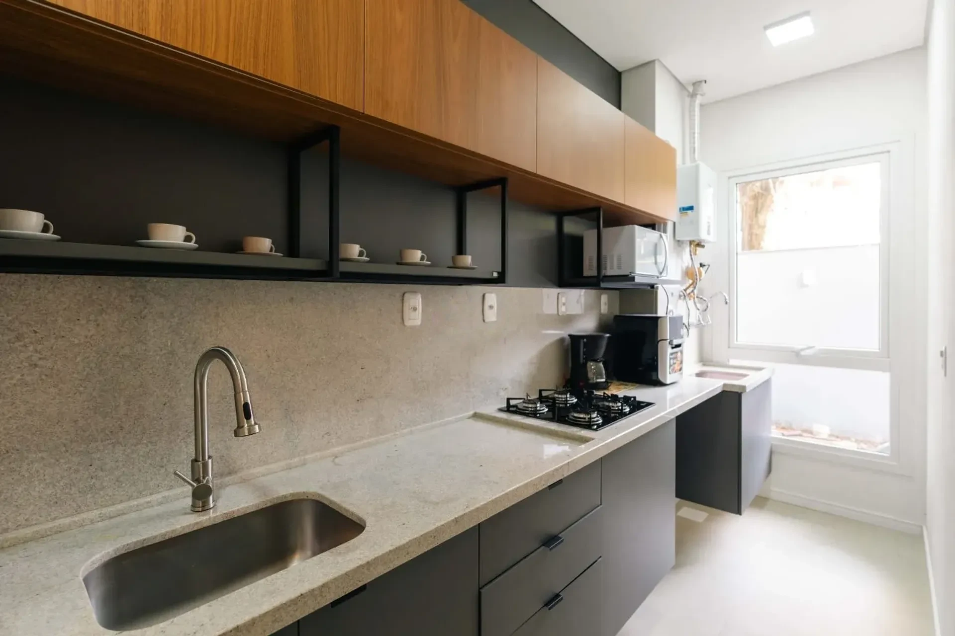 Cozinha com bancada e janela
