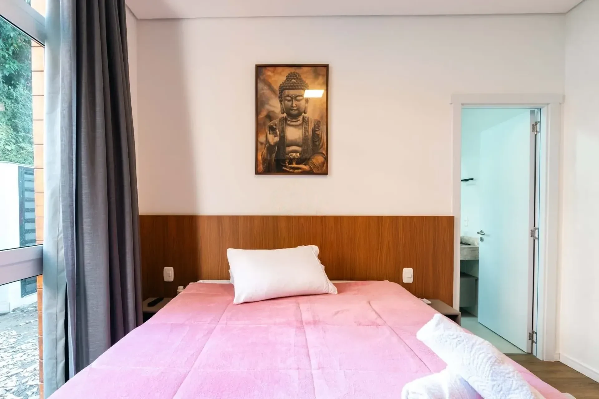 Suíte com quadro e cabeceira em madeira