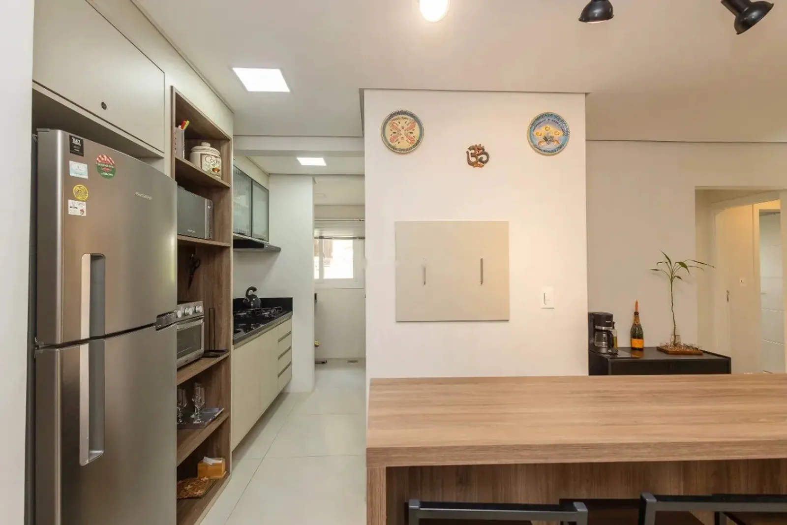 Cozinha planejada com geladeira inox