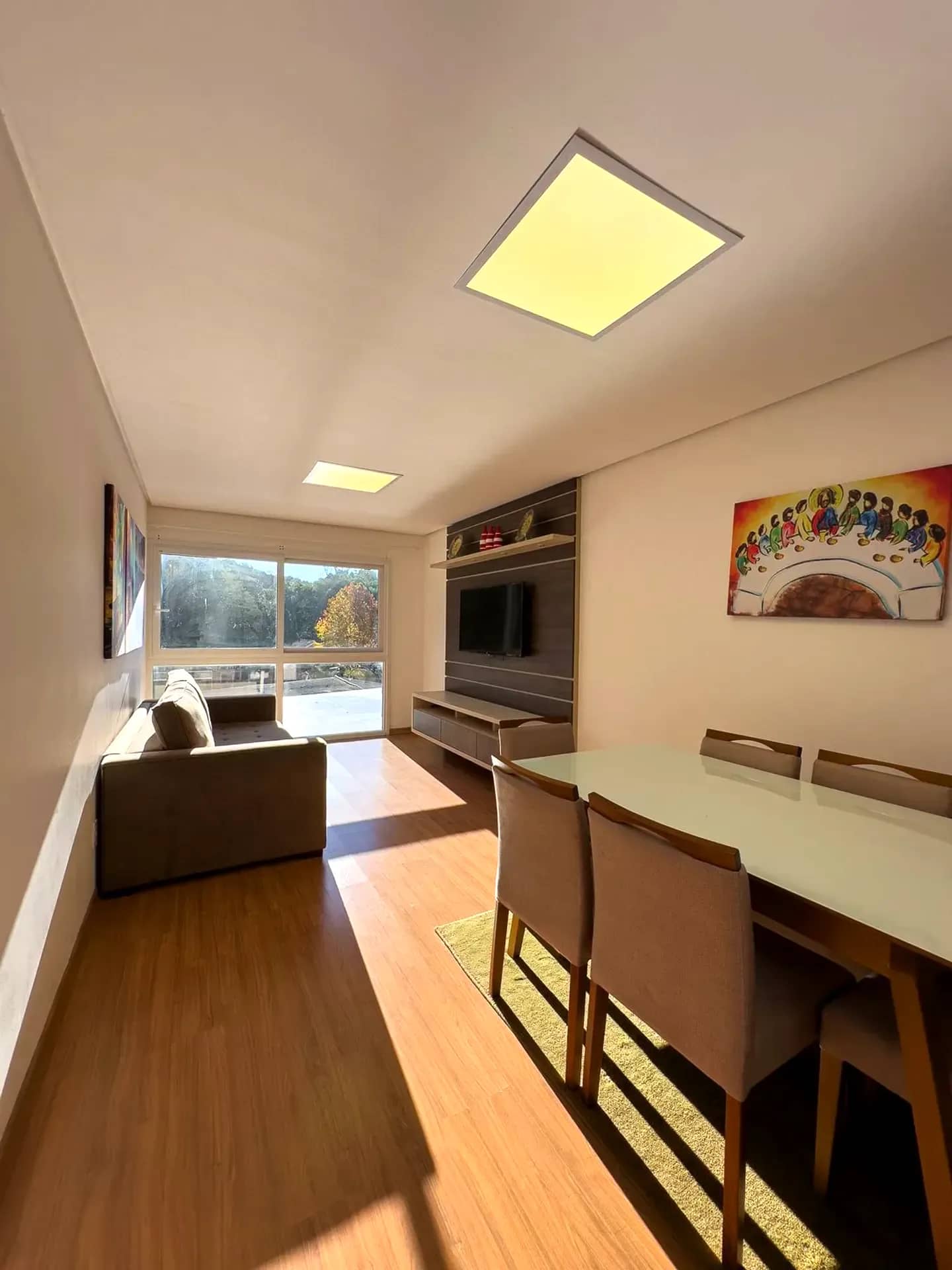 Sala de estar e jantar integradas no Residencial Ventura, em Gramado