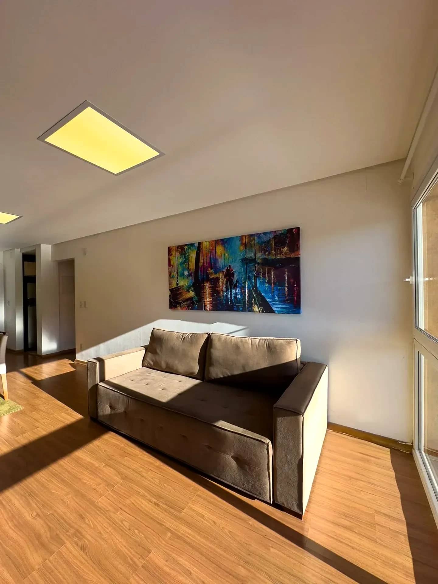 Sala com sofá e janela ampla