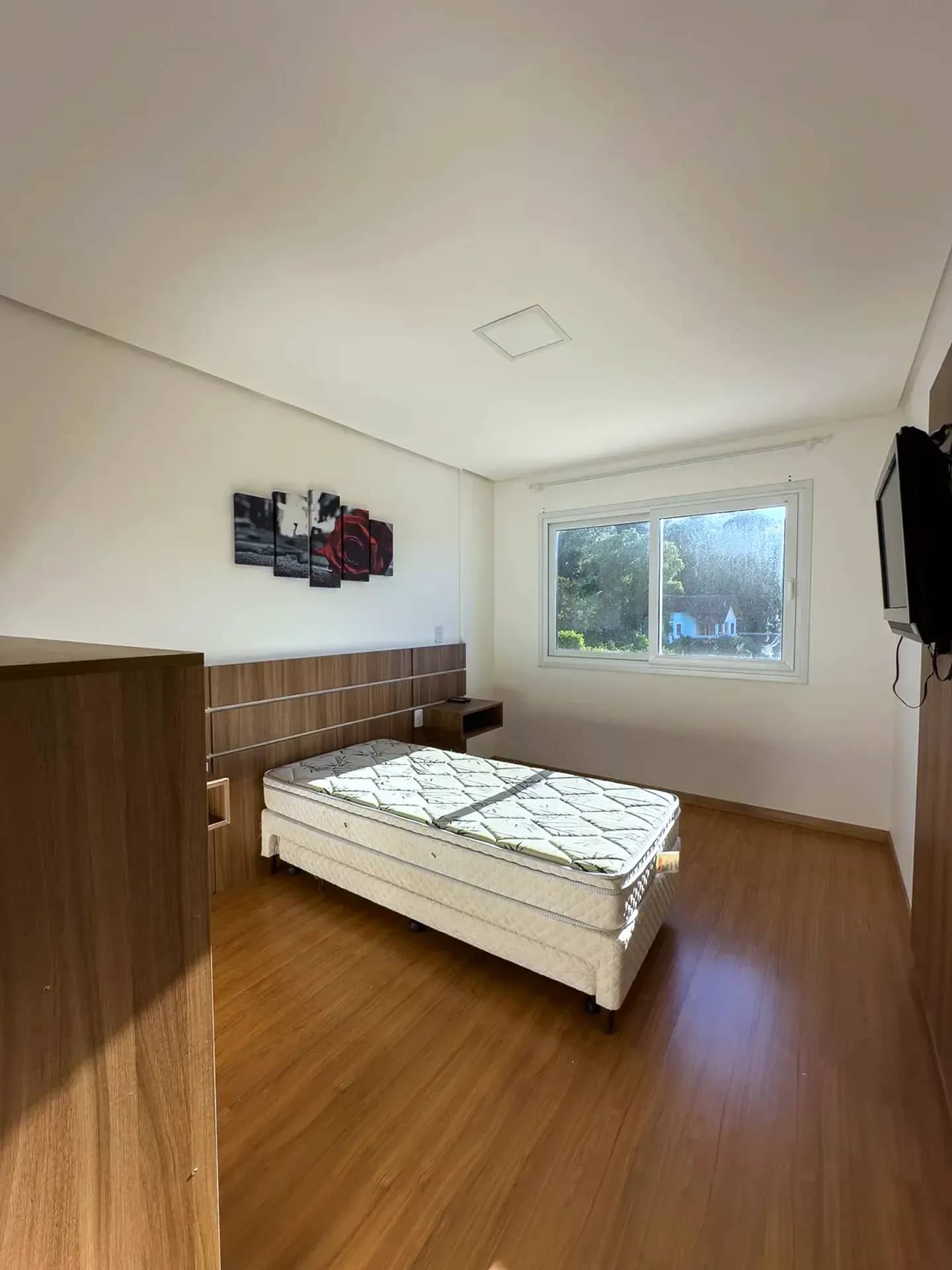 Suíte com cama de casal e janela