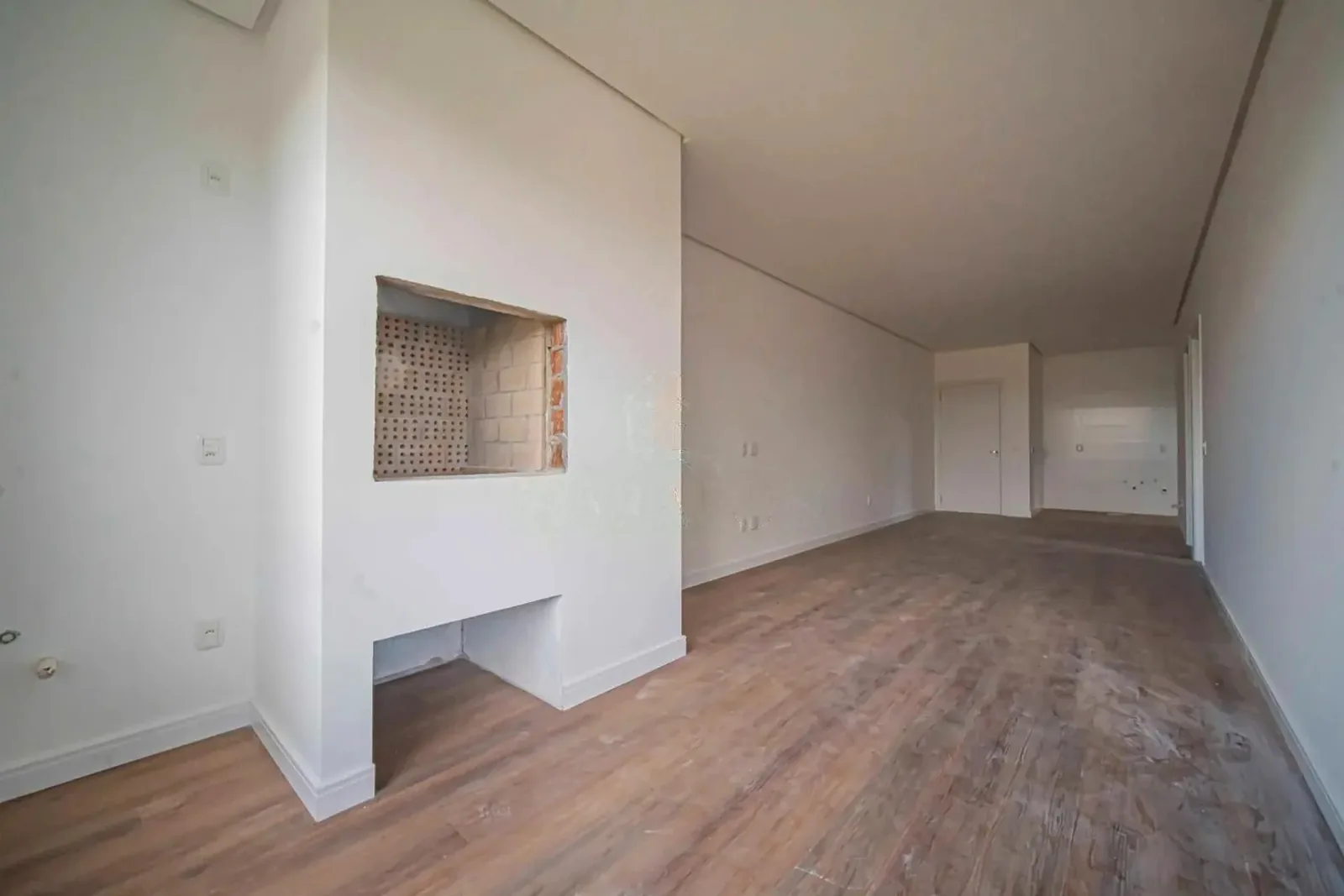 Sala com churrasqueira e piso laminado