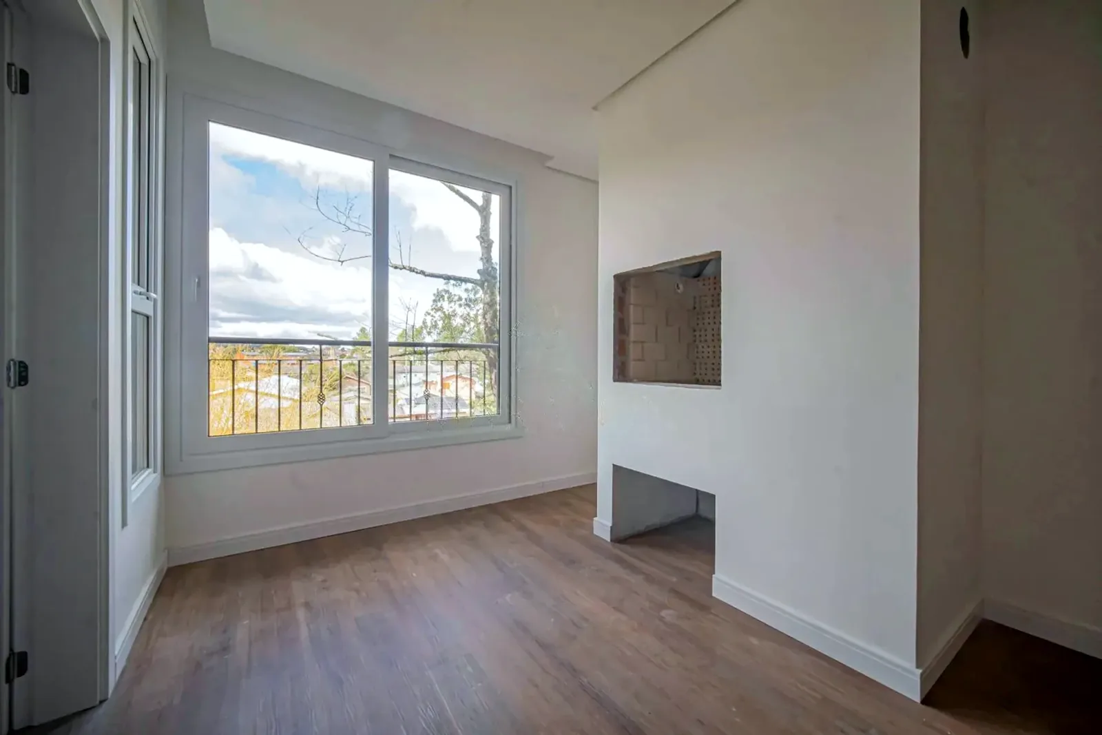 Sala com janela ampla