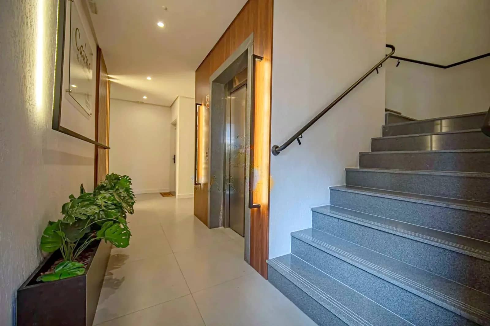 Hall do prédio com elevador