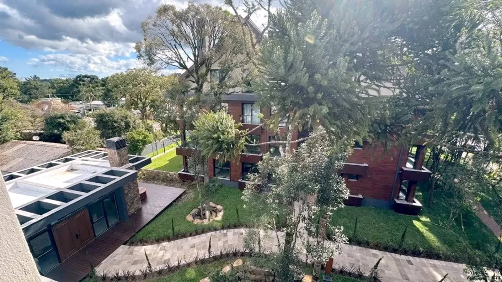 Vista do alto para o jardim e o condomínio