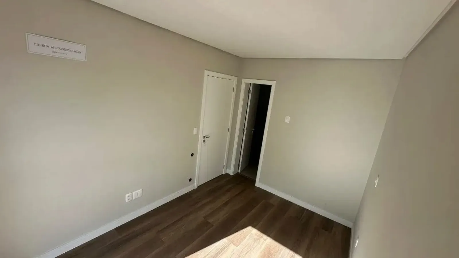 Suíte com piso laminado
