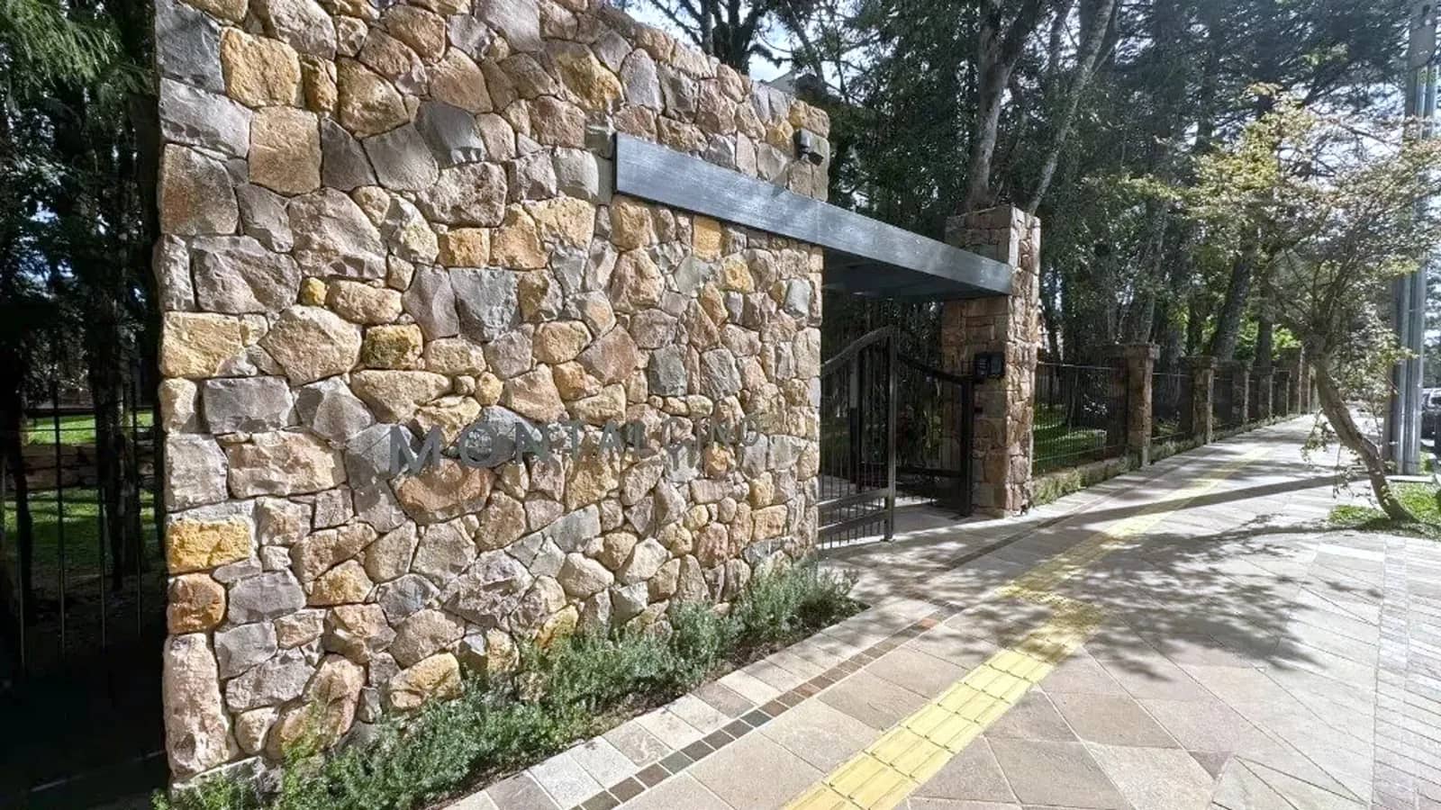 Muro de pedra na entrada do condomínio