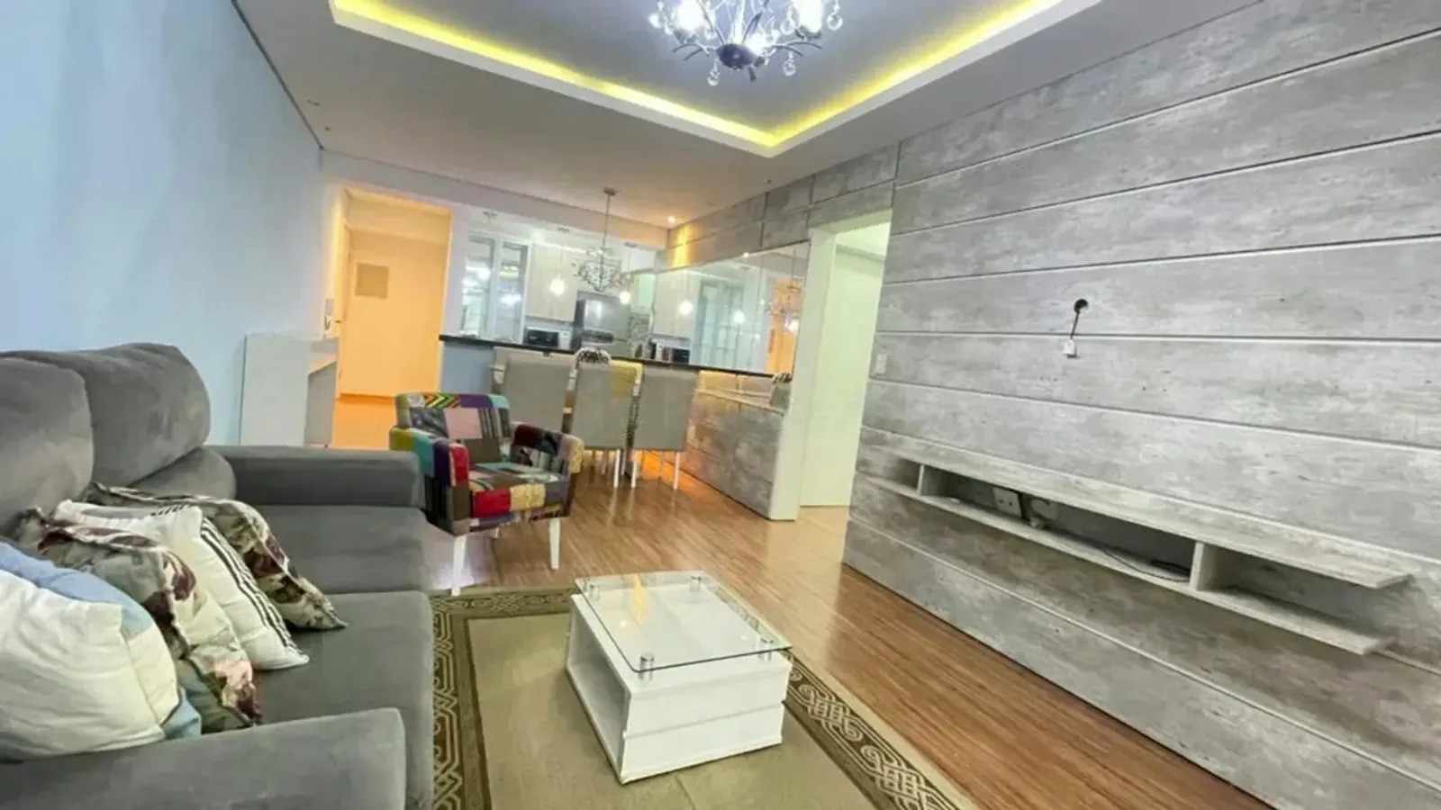 Sala de estar e jantar integradas, com piso de madeira