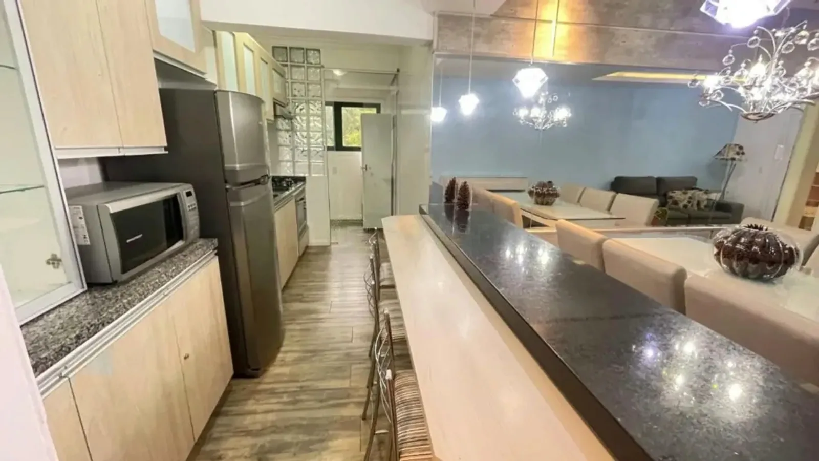 Cozinha com armários planejados