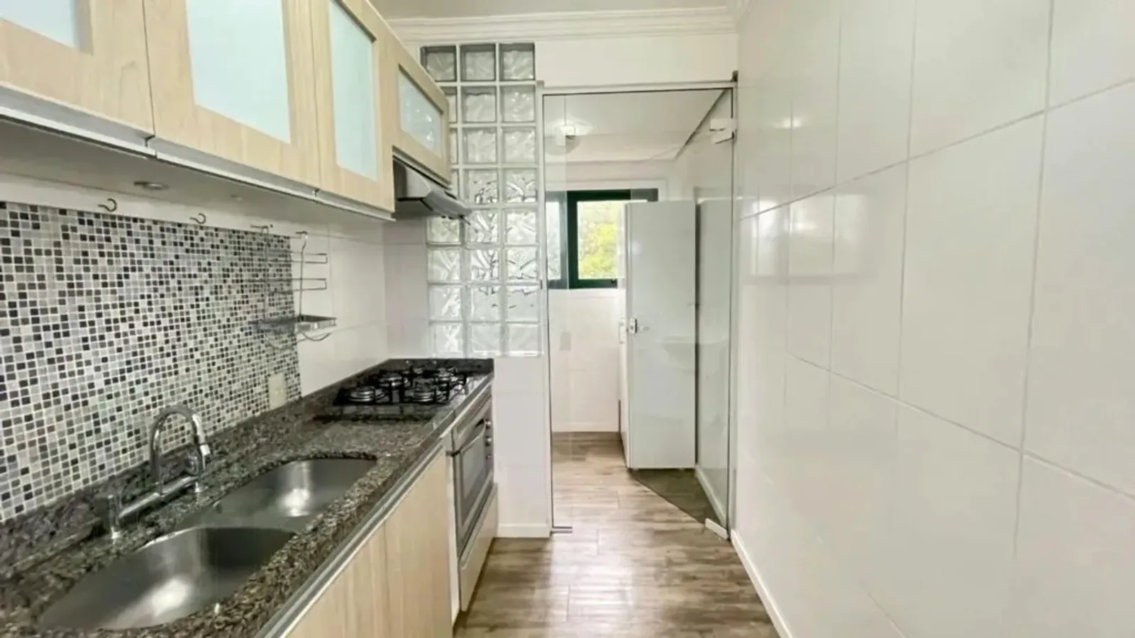 Cozinha com fogão e bancada em granito