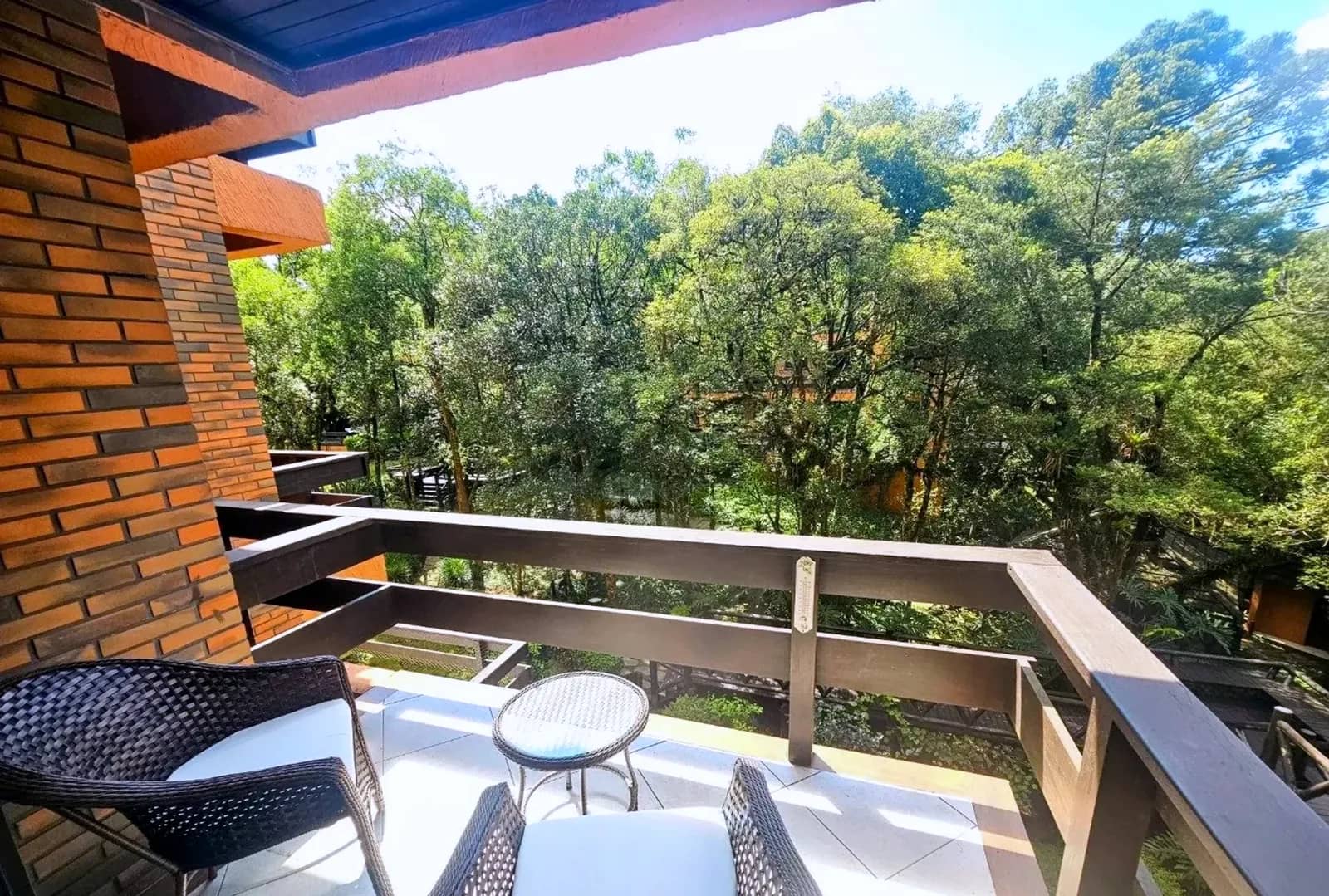 Sacada com vista para a mata