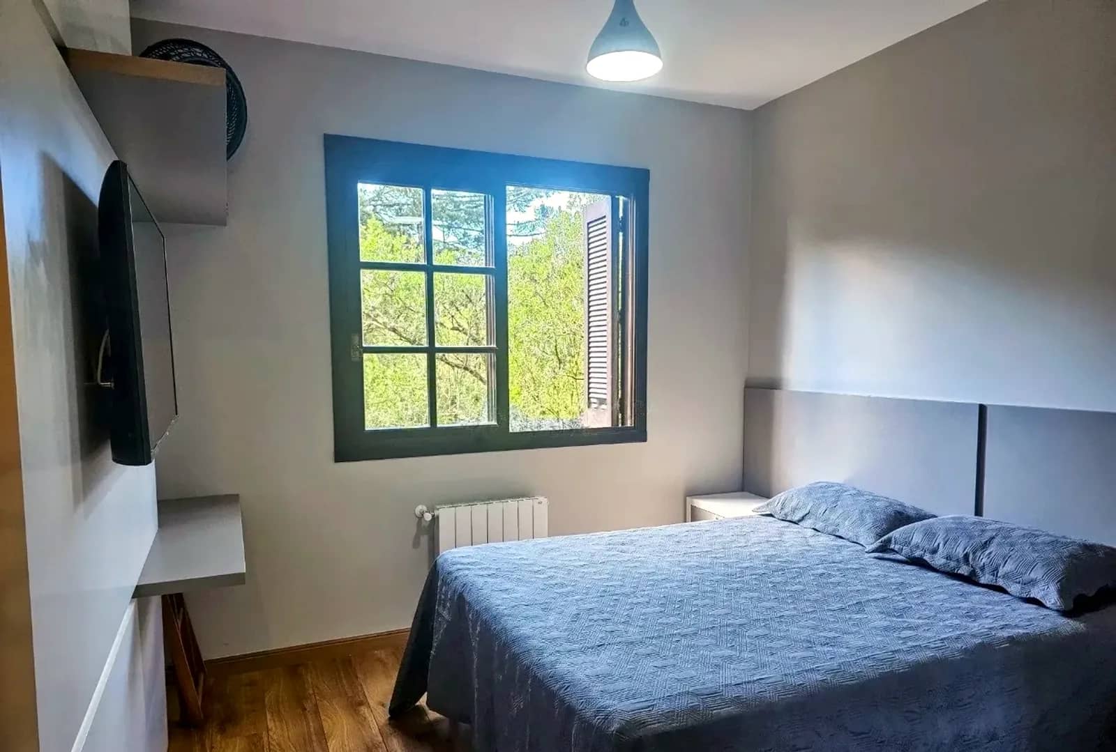 Dormitório com janela para o verde