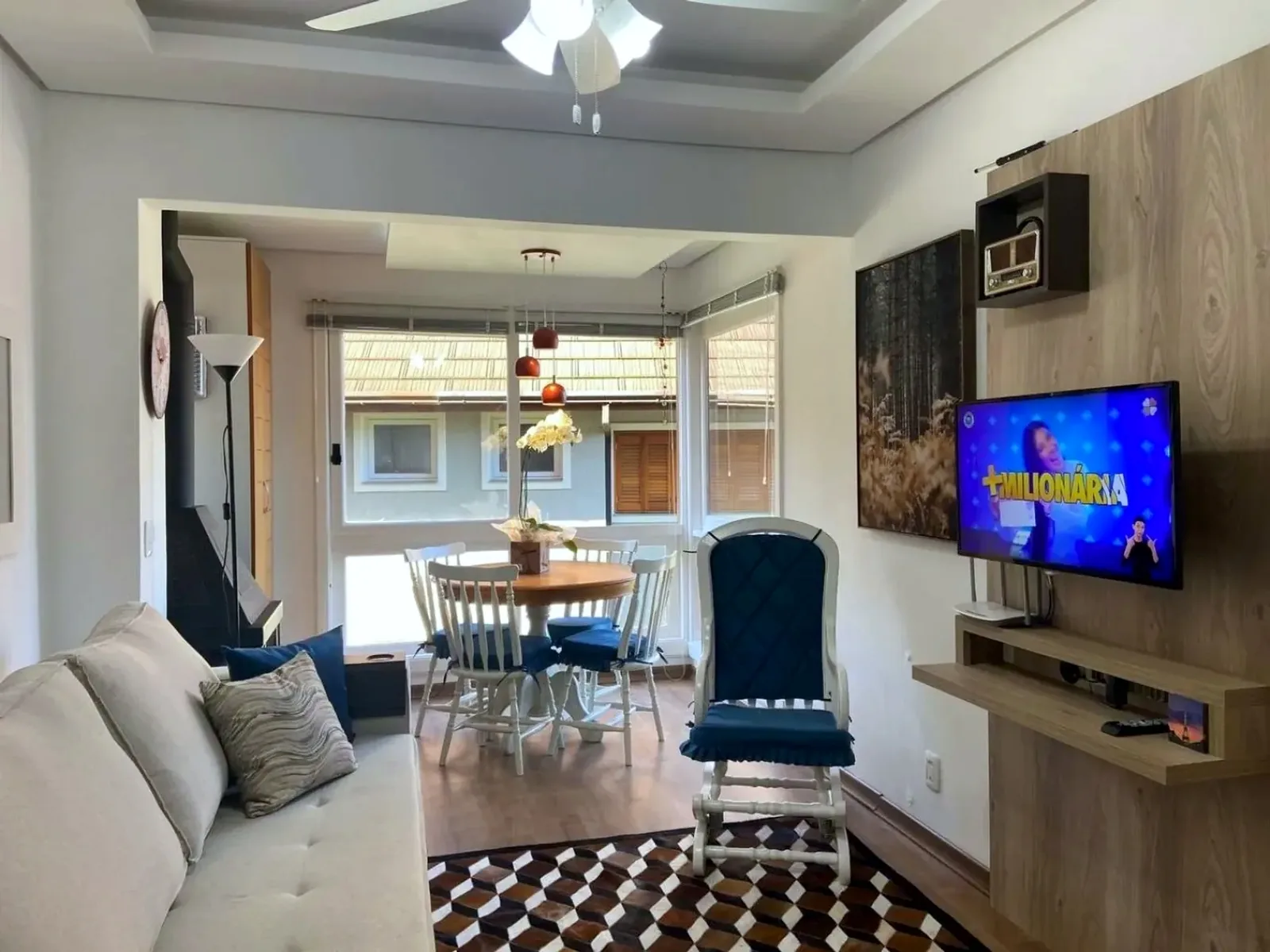 Living com TV e sala de jantar junto à janela