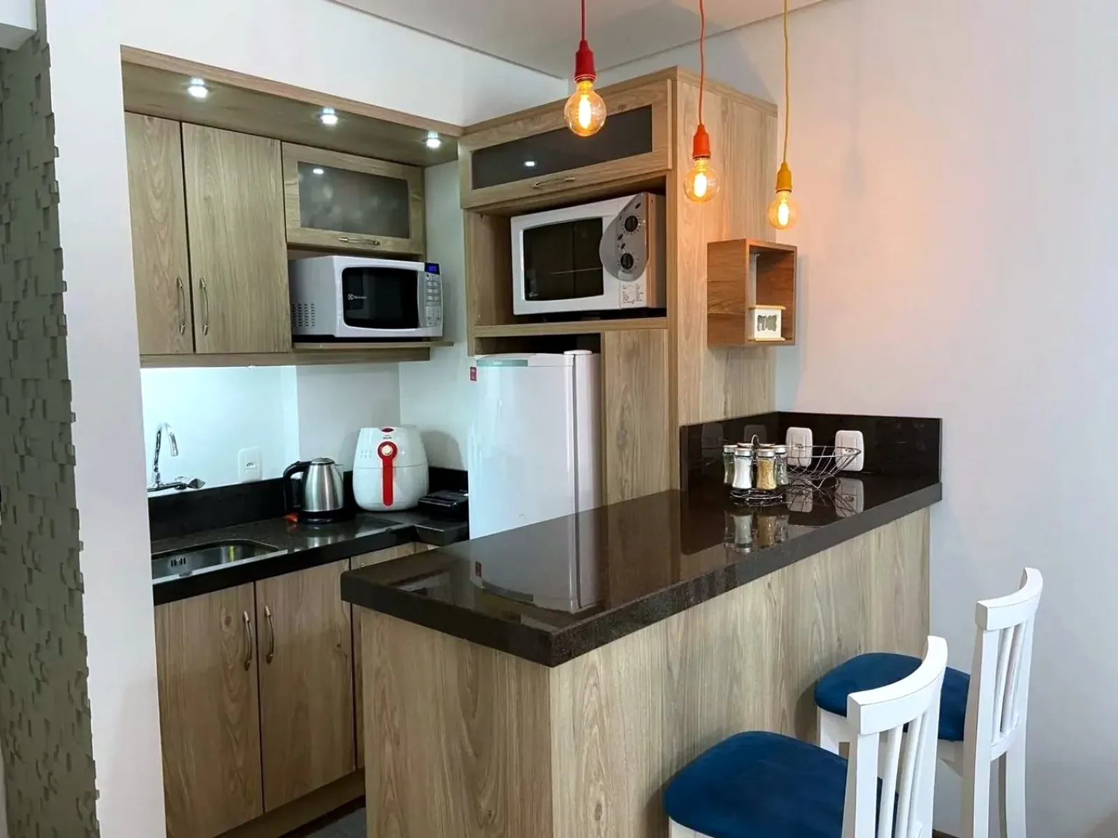 Cozinha equipada com micro-ondas