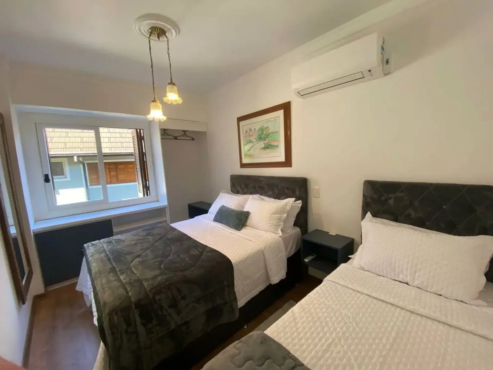 Dormitório com cama de casal e de solteiro
