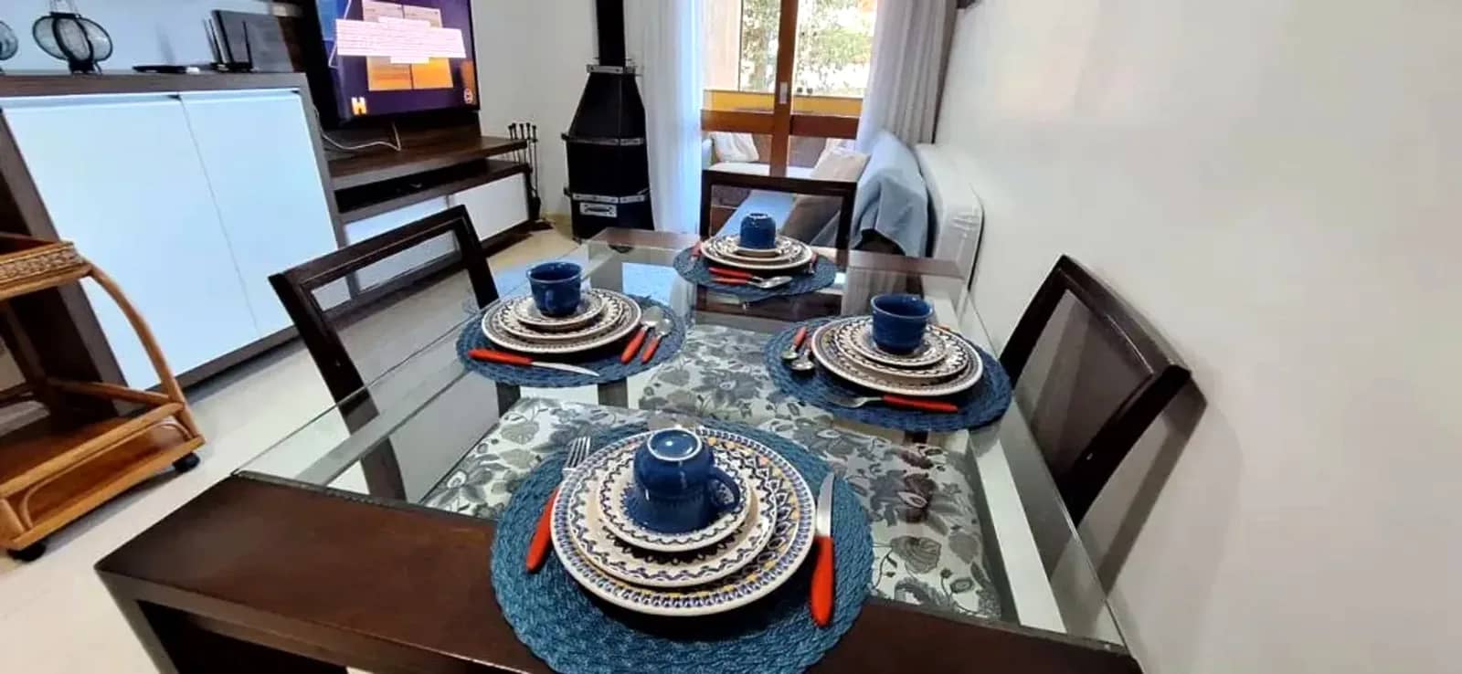 Mesa de jantar posta