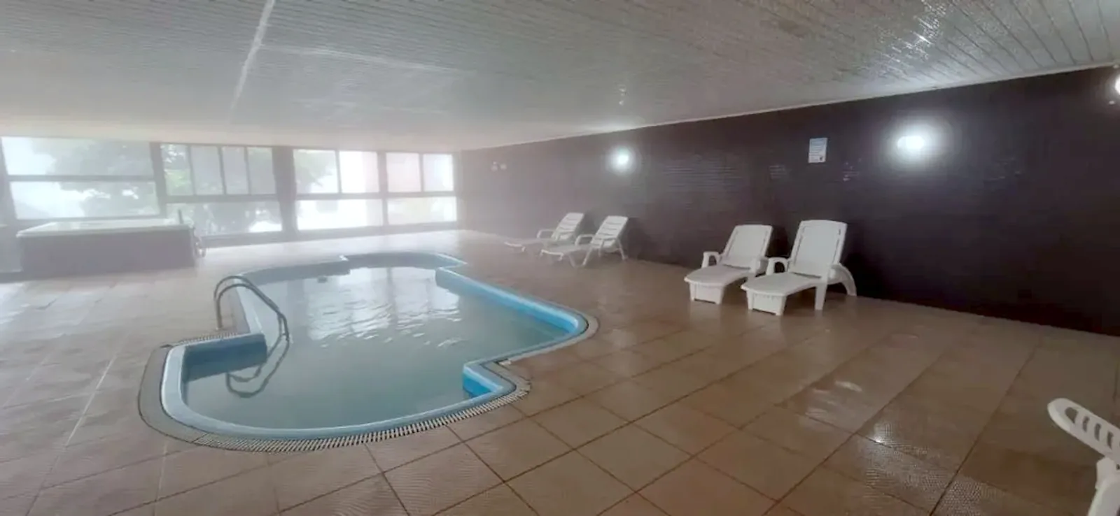 Piscina aquecida coberta do prédio