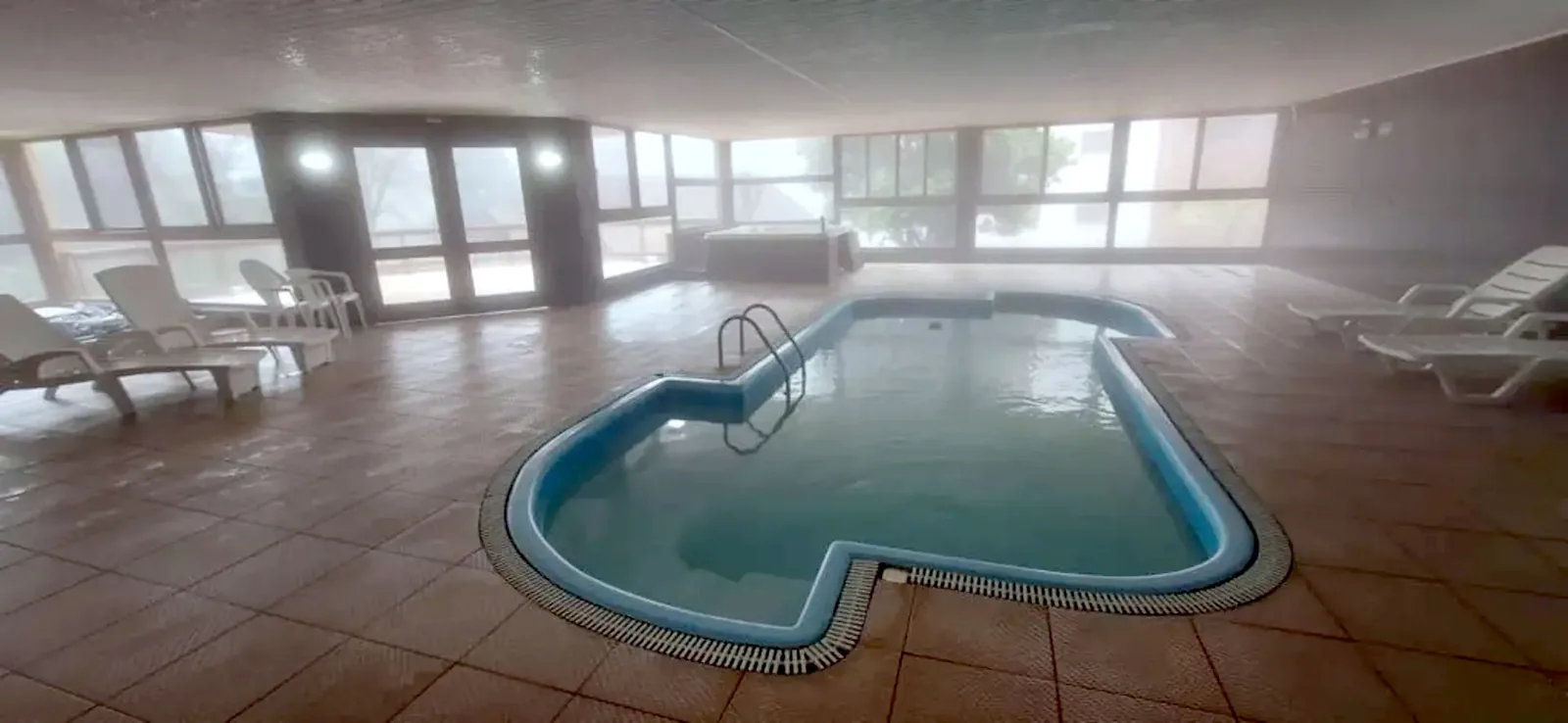 Piscina aquecida e espreguiçadeiras