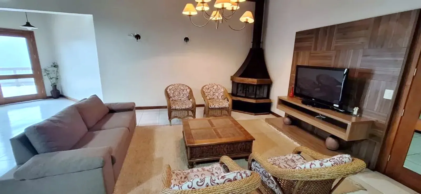 Salão com lareira e TV