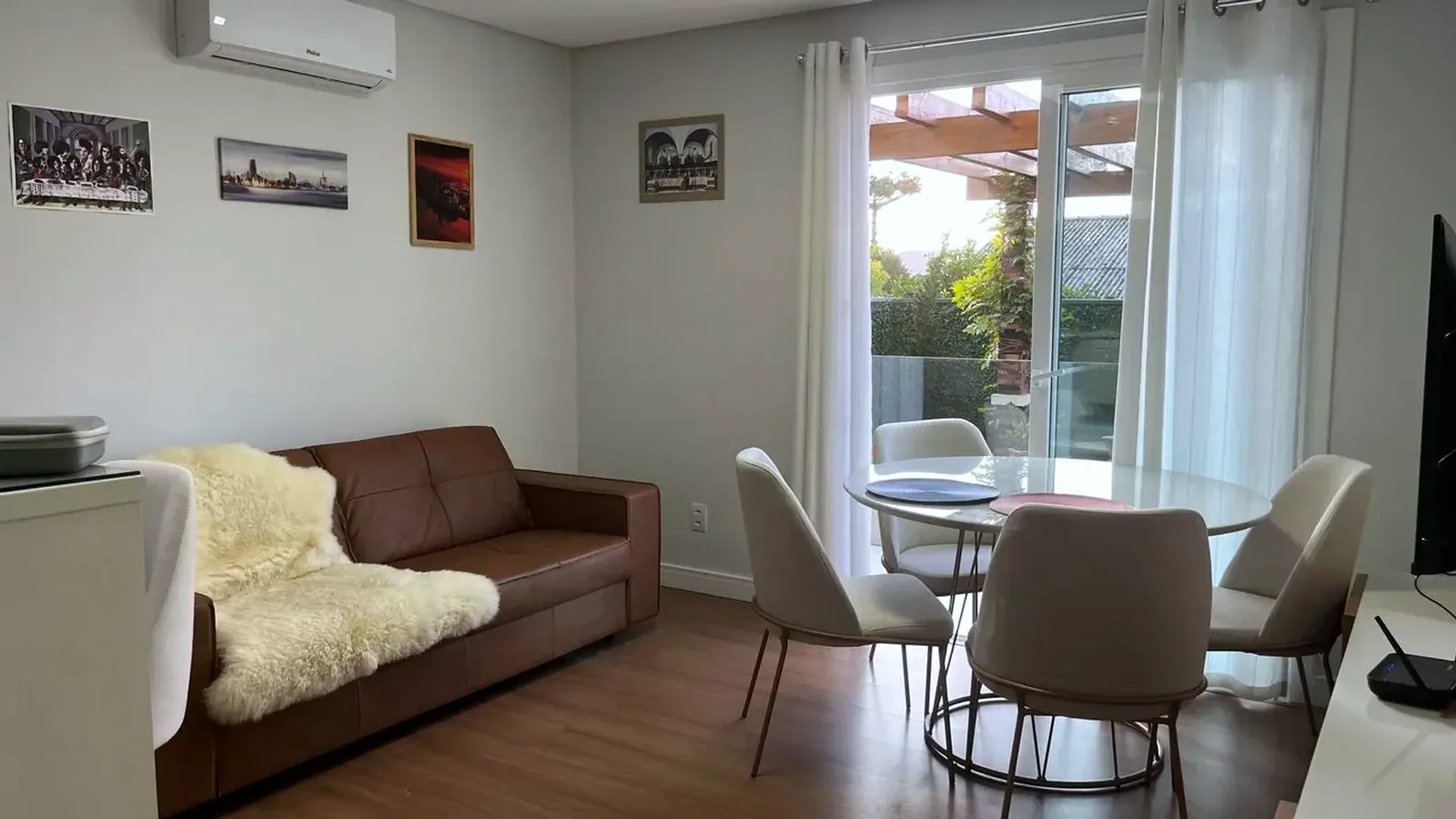Sala de estar e jantar com acesso ao jardim