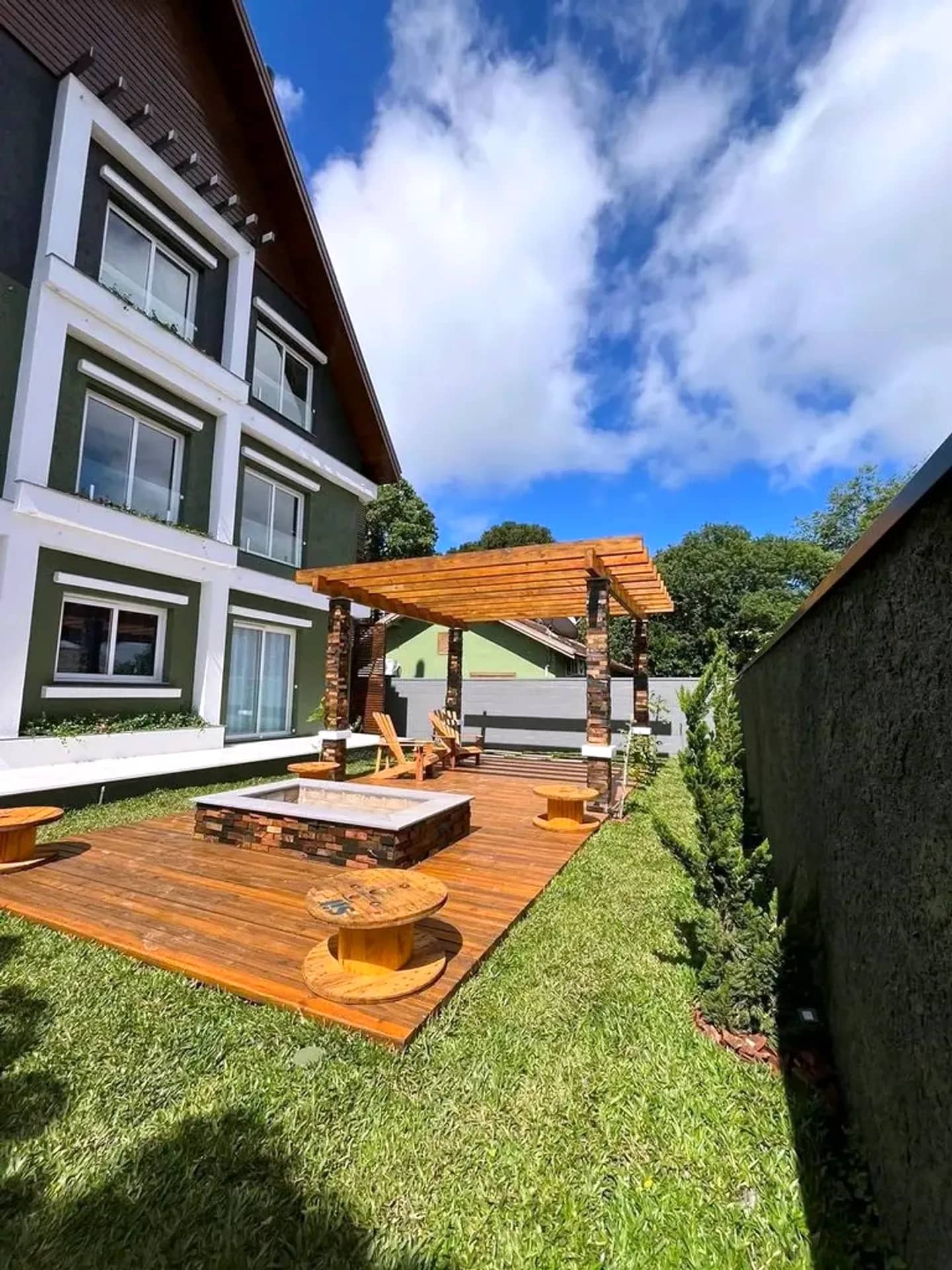 Deck e pergolado do condomínio
