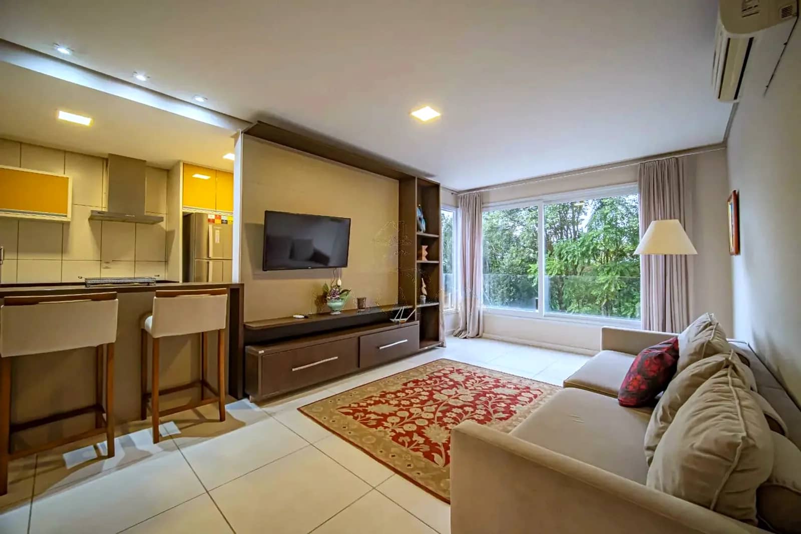 Living com TV e vista verde