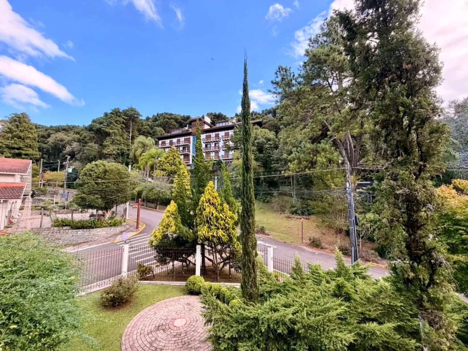 Vista da sacada para a rua arborizada