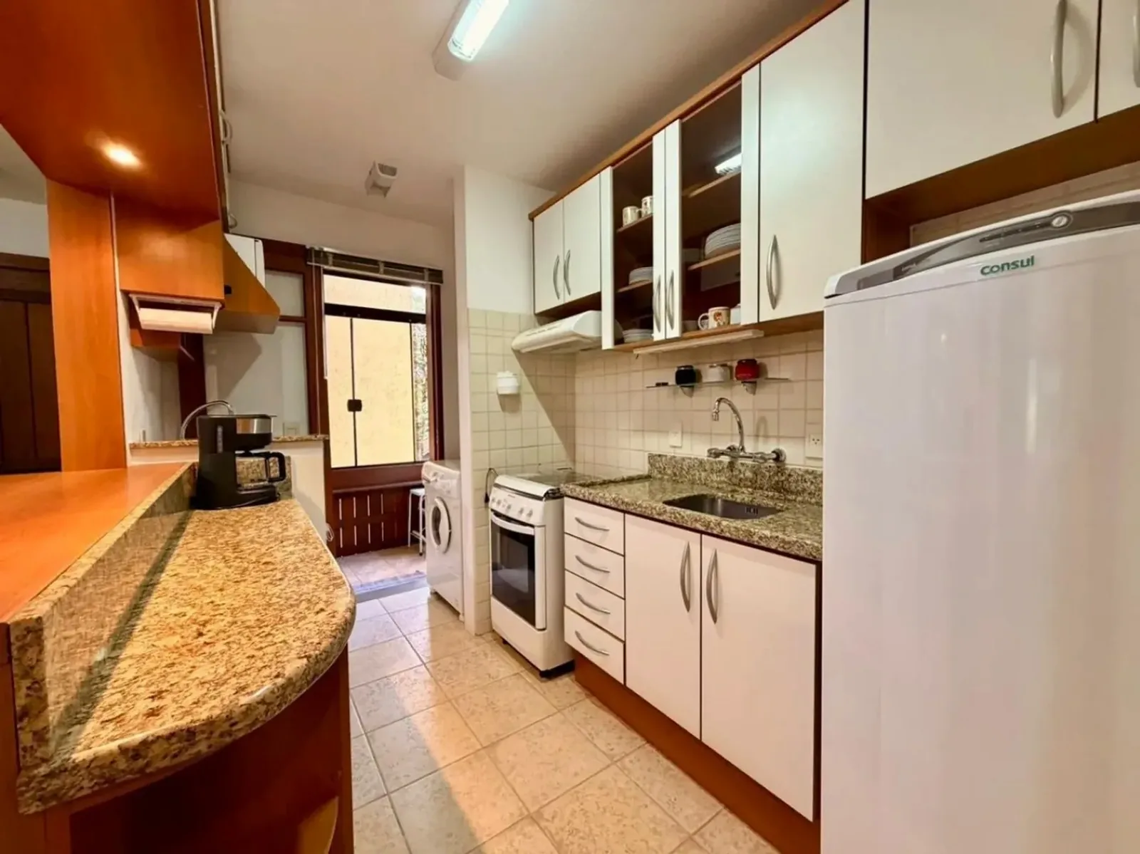 Cozinha com bancada em granito