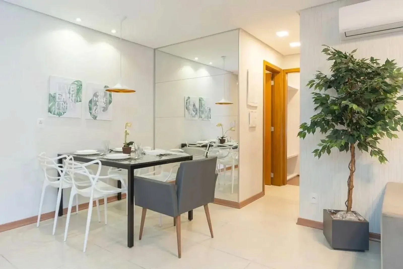 Sala de jantar com mesa para quatro