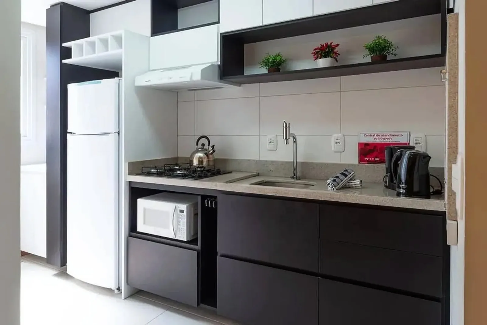 Cozinha planejada com micro-ondas e cooktop