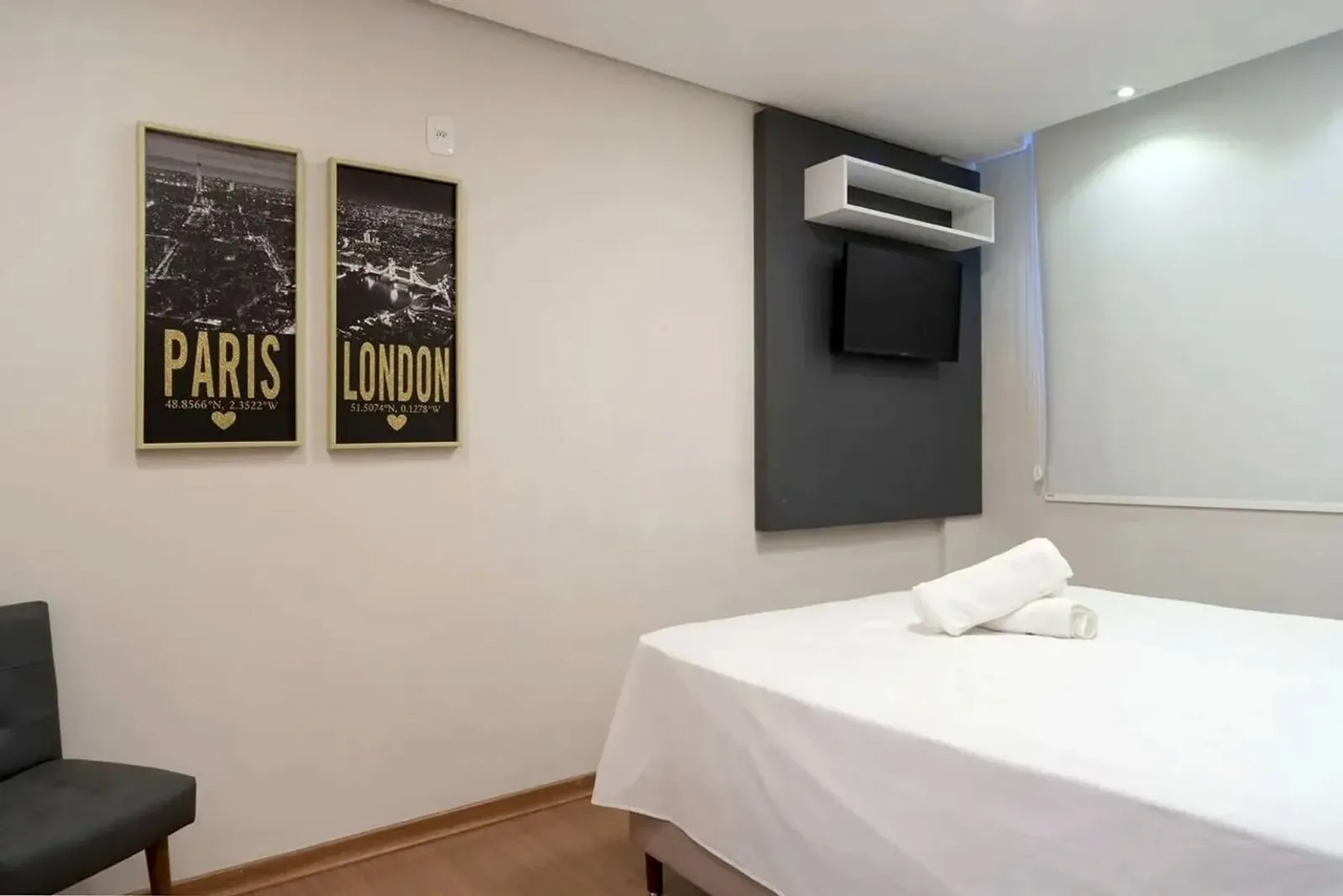 Dormitório com TV e ar-condicionado