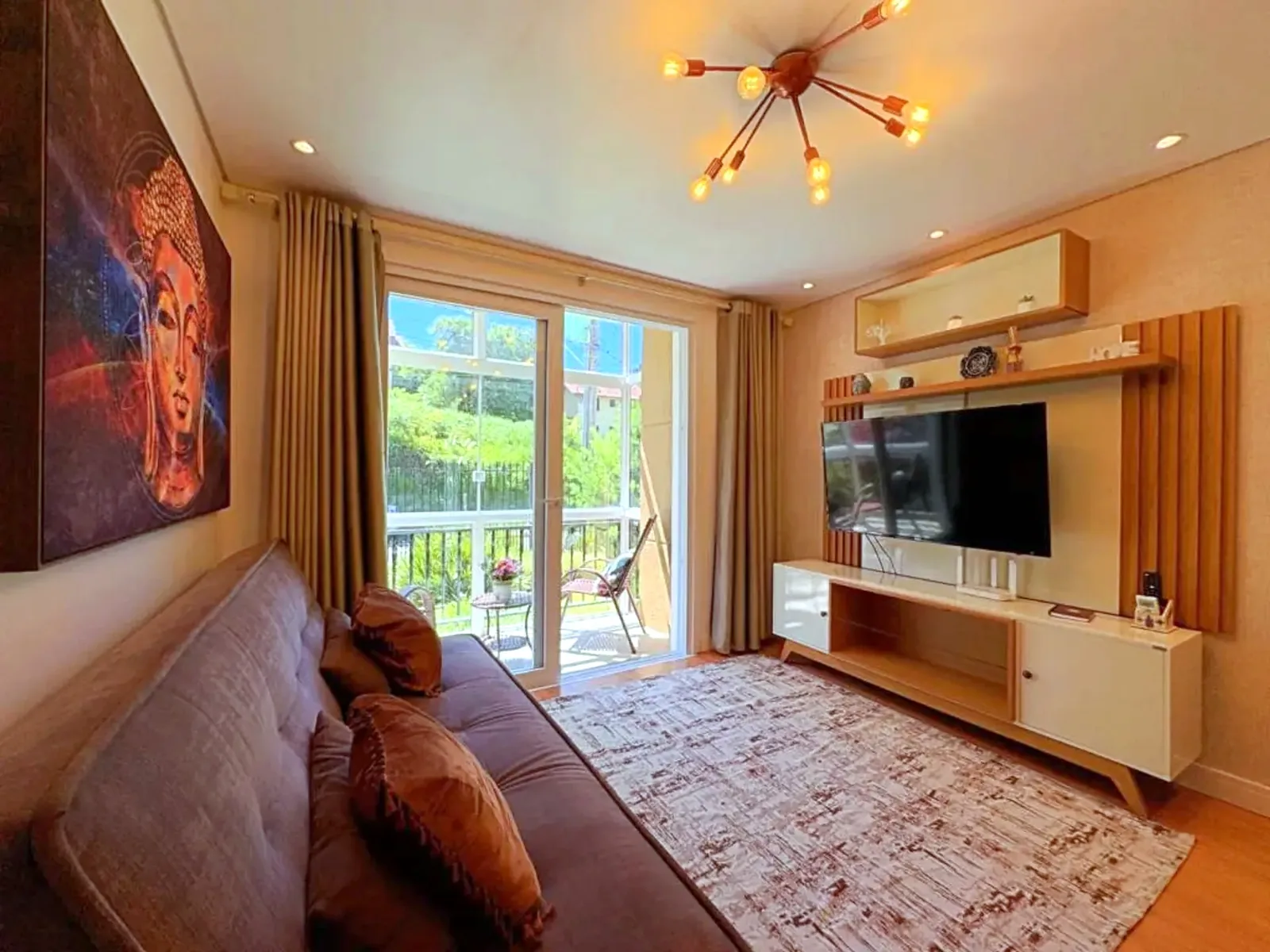 Living com sofá, TV e porta para a sacada