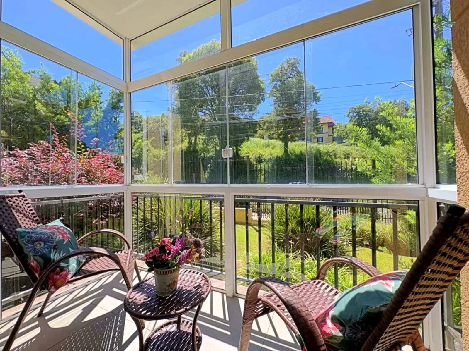 Sacada envidraçada com vista para o verde