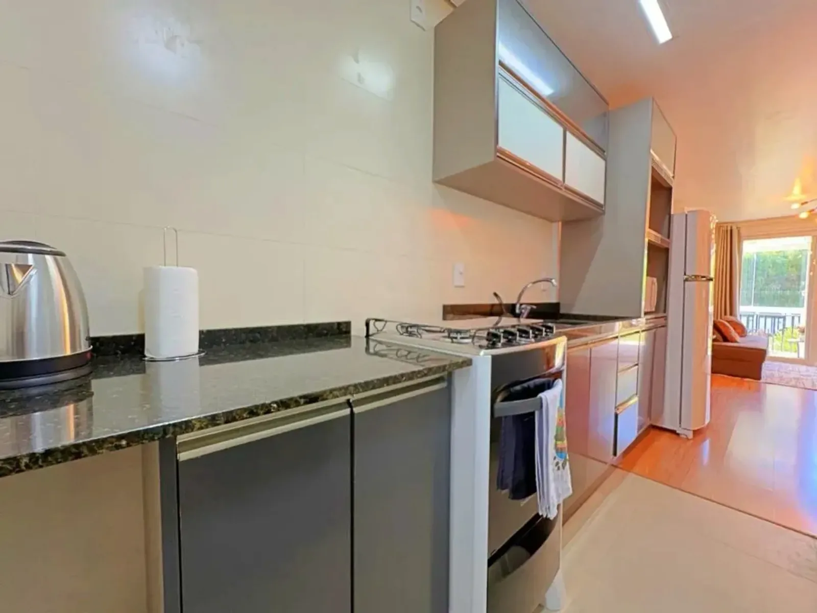 Cozinha com fogão e bancada em granito