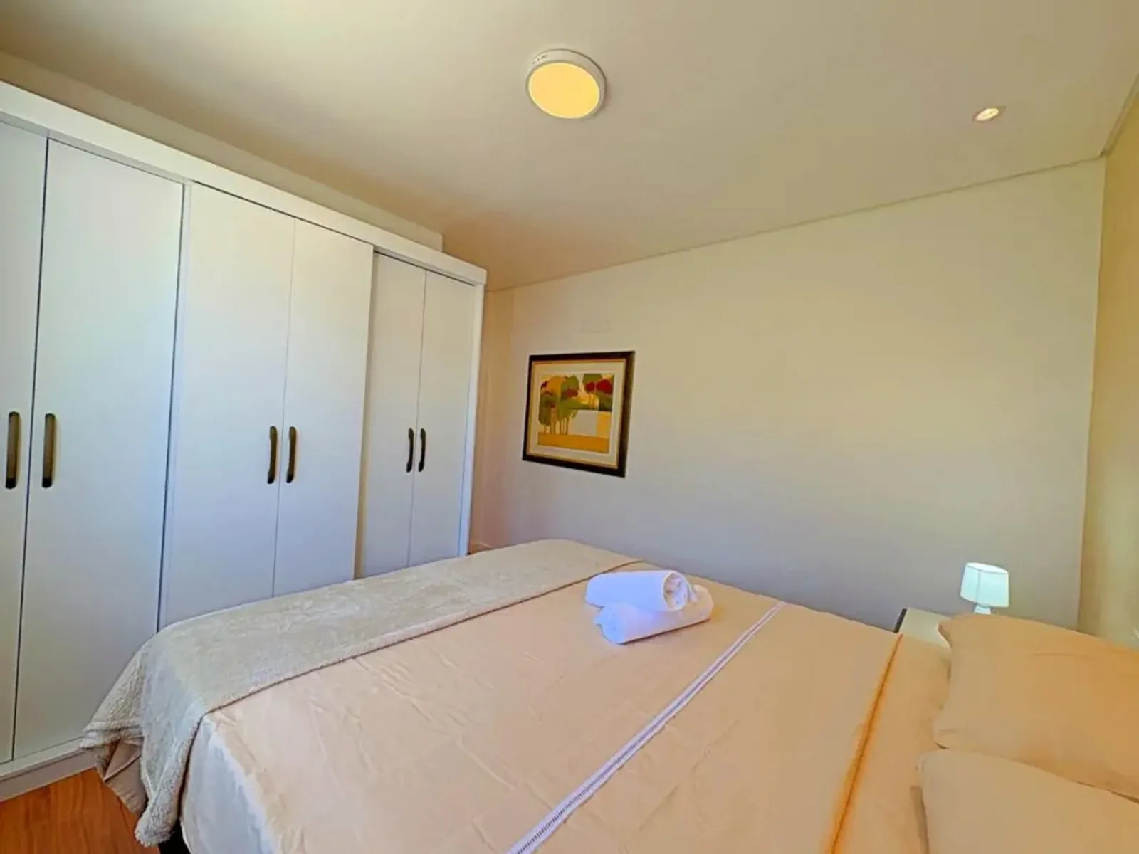 Suíte com cama de casal e armário embutido