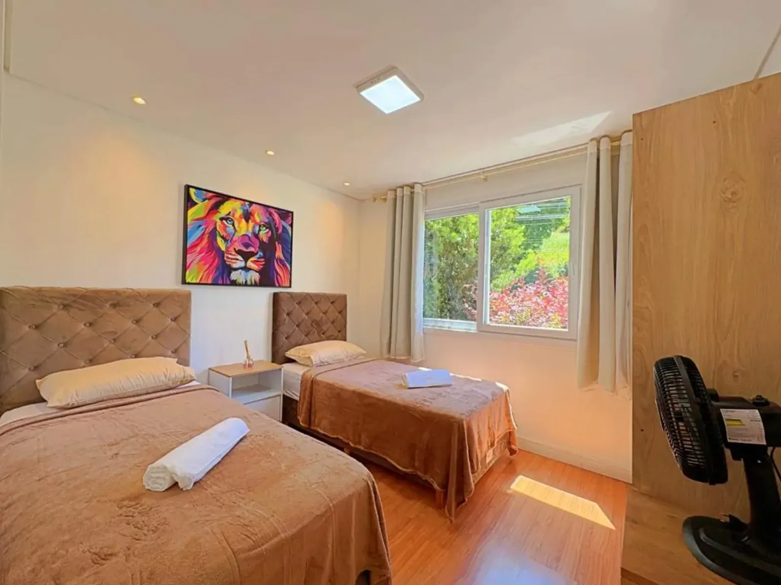 Segundo quarto com duas camas de solteiro