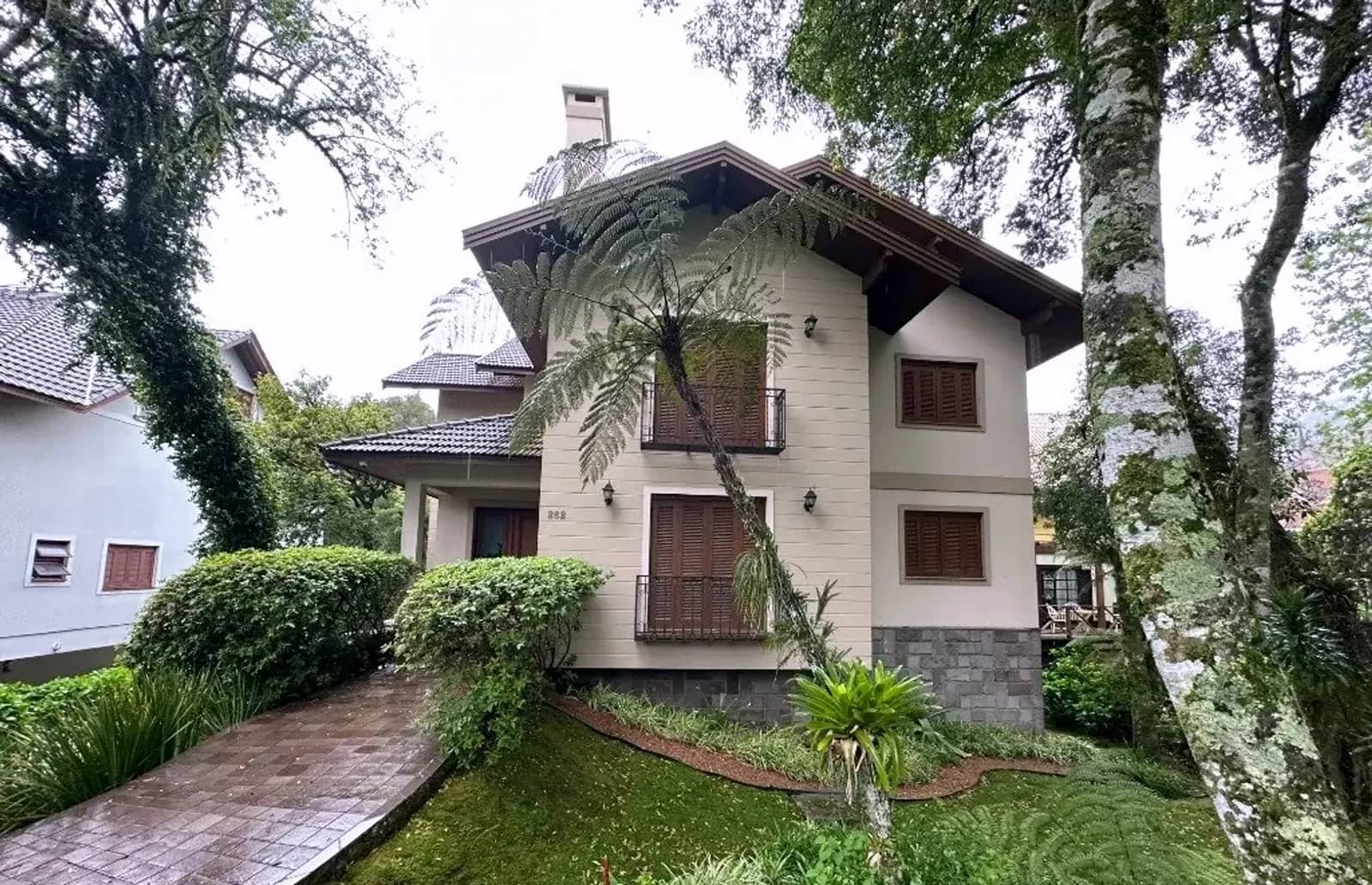 Prédio em meio ao verde na Bavária