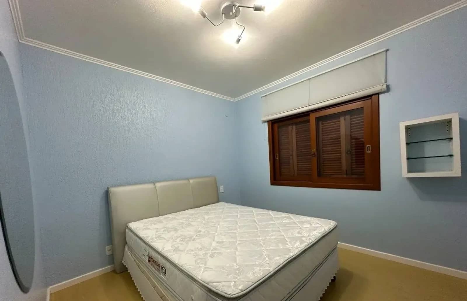 Suíte com janela em madeira