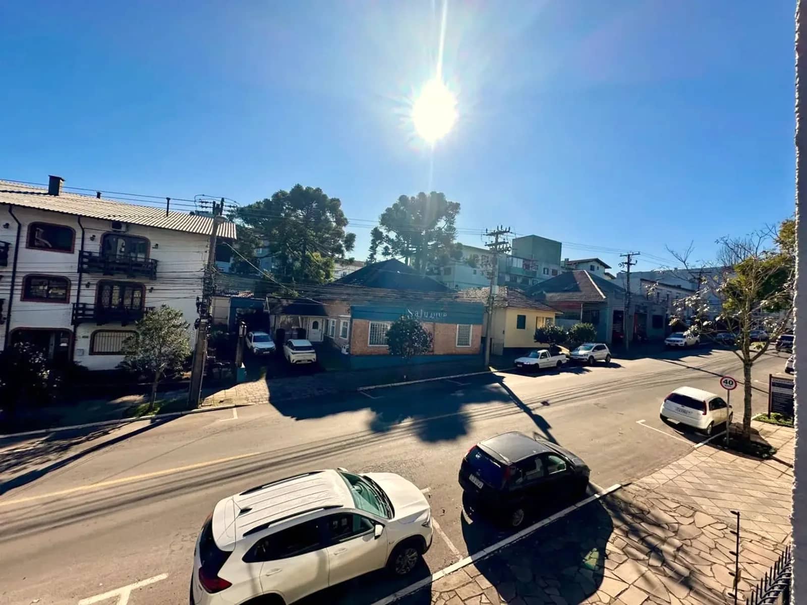 Vista da sacada para a rua