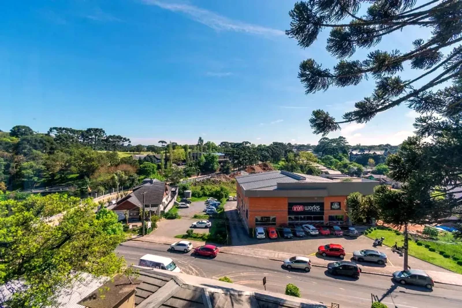 Vista da janela para a avenida