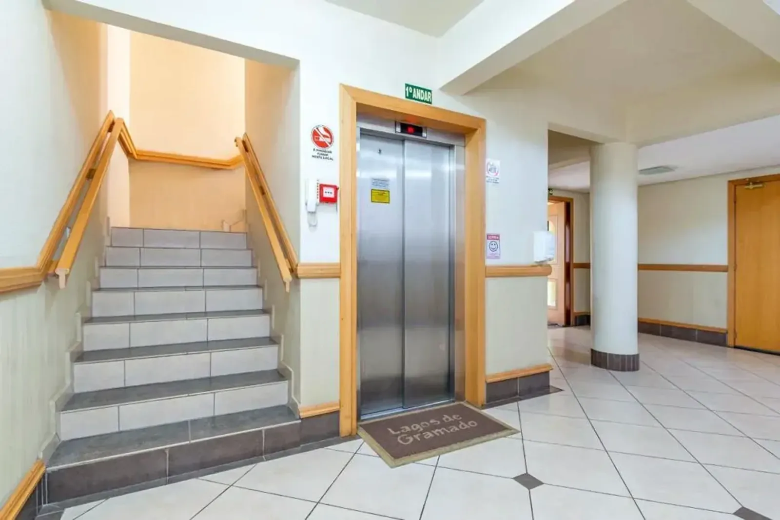 Hall com elevador