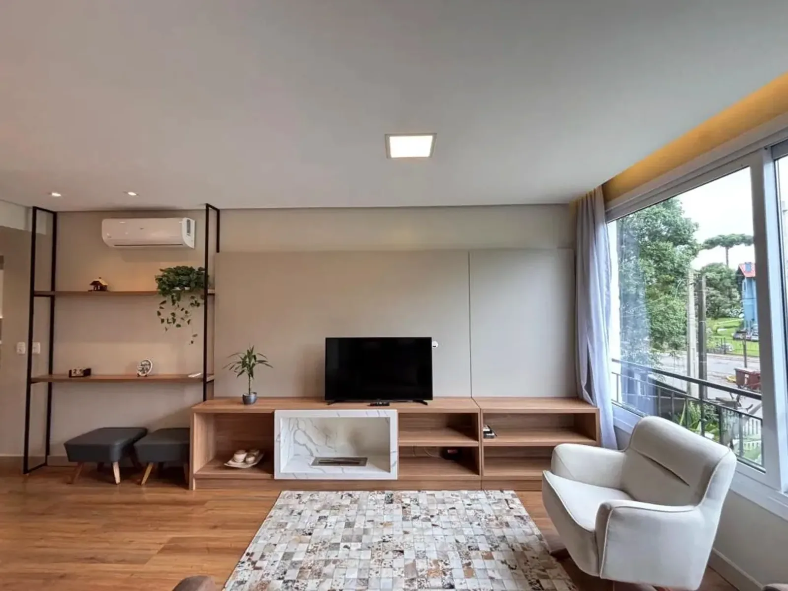Sala com ar-condicionado e acesso à sacada