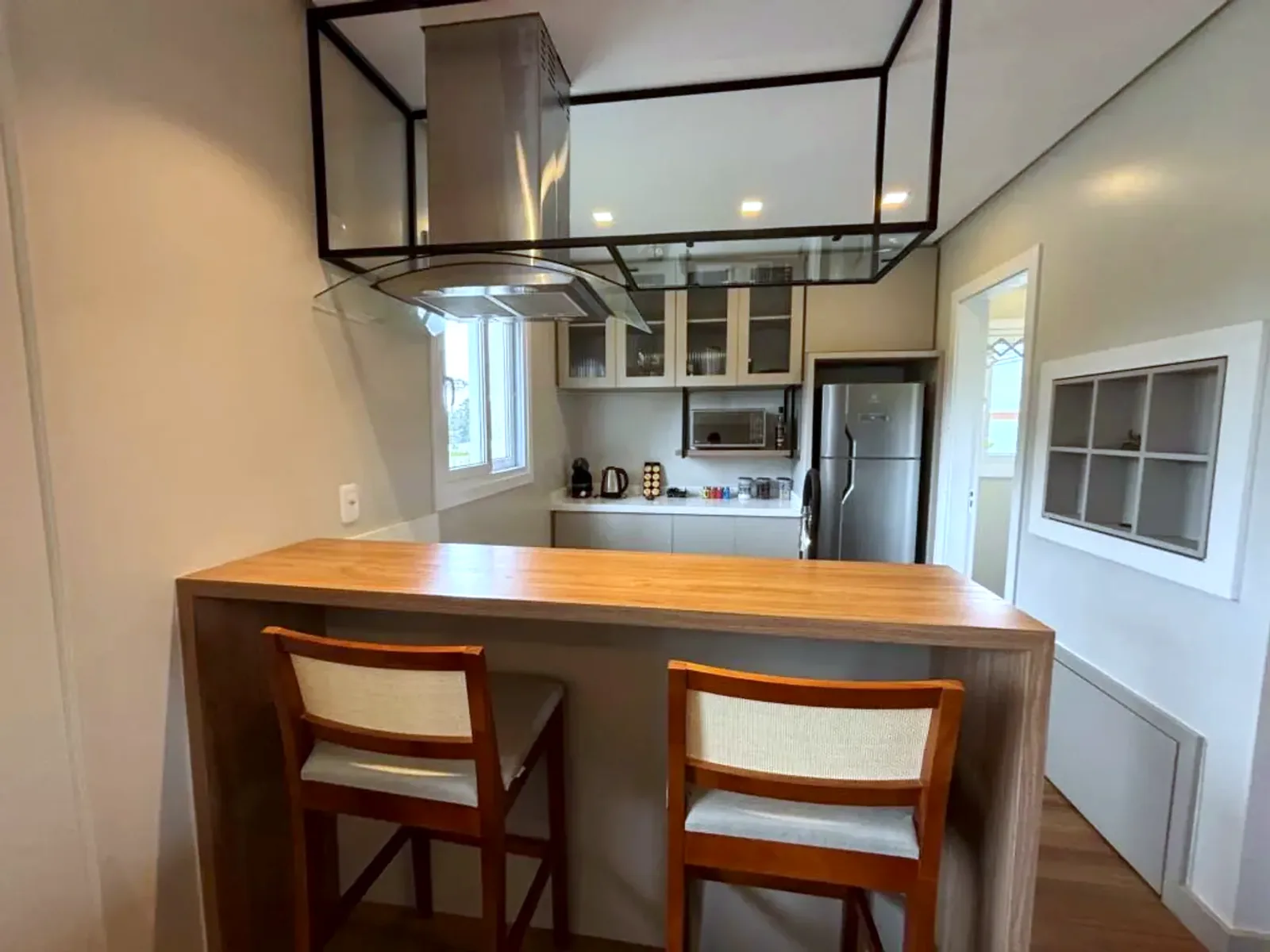 Bancada da cozinha com banquetas